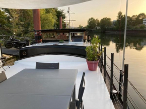 Péniche au calme sur la Seine